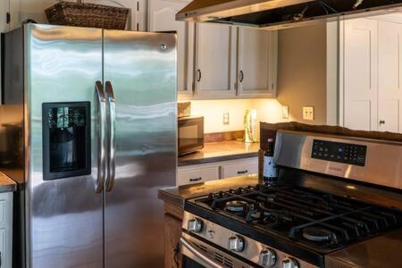Cozy 2 Bedroom Cabin Nestled In Wooded Hideaway มอนเทอร์เรย์ ภายนอก รูปภาพ