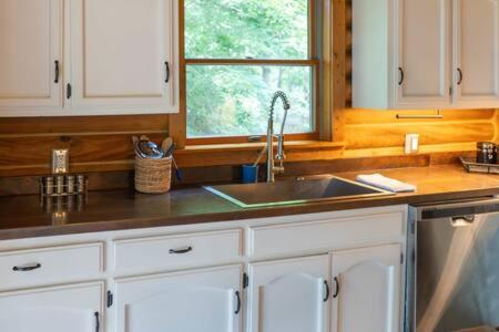 Cozy 2 Bedroom Cabin Nestled In Wooded Hideaway มอนเทอร์เรย์ ภายนอก รูปภาพ