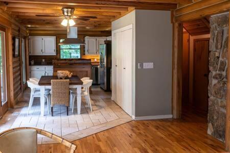 Cozy 2 Bedroom Cabin Nestled In Wooded Hideaway มอนเทอร์เรย์ ภายนอก รูปภาพ