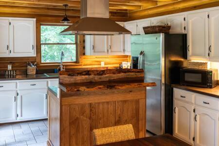 Cozy 2 Bedroom Cabin Nestled In Wooded Hideaway มอนเทอร์เรย์ ภายนอก รูปภาพ