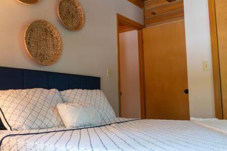 Cozy 2 Bedroom Cabin Nestled In Wooded Hideaway มอนเทอร์เรย์ ภายนอก รูปภาพ
