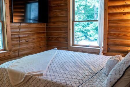 Cozy 2 Bedroom Cabin Nestled In Wooded Hideaway มอนเทอร์เรย์ ภายนอก รูปภาพ
