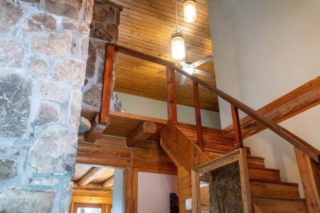 Cozy 2 Bedroom Cabin Nestled In Wooded Hideaway มอนเทอร์เรย์ ภายนอก รูปภาพ